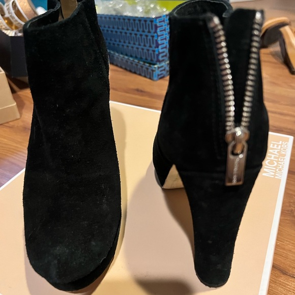Michael Khors black heeled suede booties size 8.5 style Lesly Bootie. - Picture 3 of 5